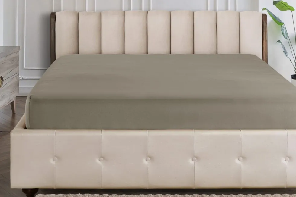 Elastyczne, kolorowe prześcieradło Klinmam Home Jersey, kolor warm taupe, 100x200 cm