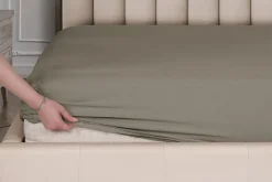 Elastyczne, kolorowe prześcieradło Klinmam Home Jersey, kolor warm taupe, 100x200 cm
